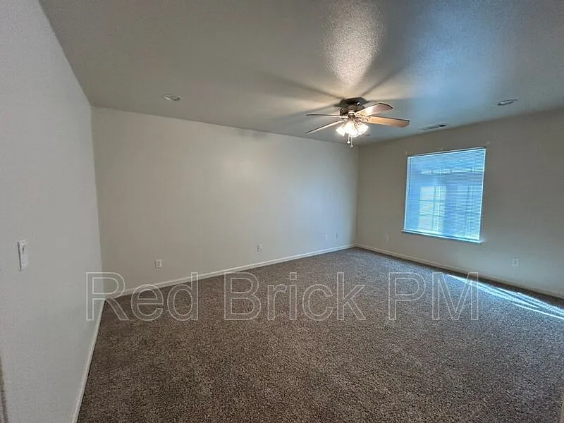 3 bed, 2.5 bath, 1817 sqft, $1,800 — Photo 3