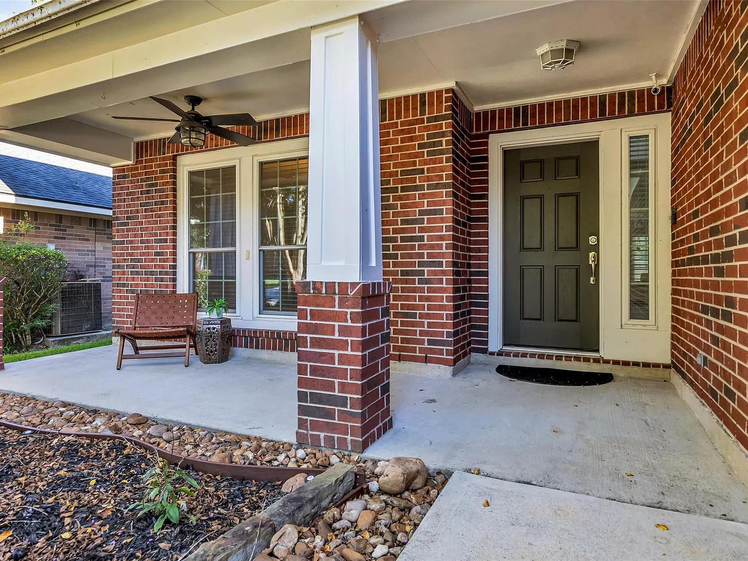 4 bed, 2.5 bath, 2432 sqft, $2,550 — Photo 2