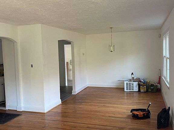 2nd image of 165 Searcy St