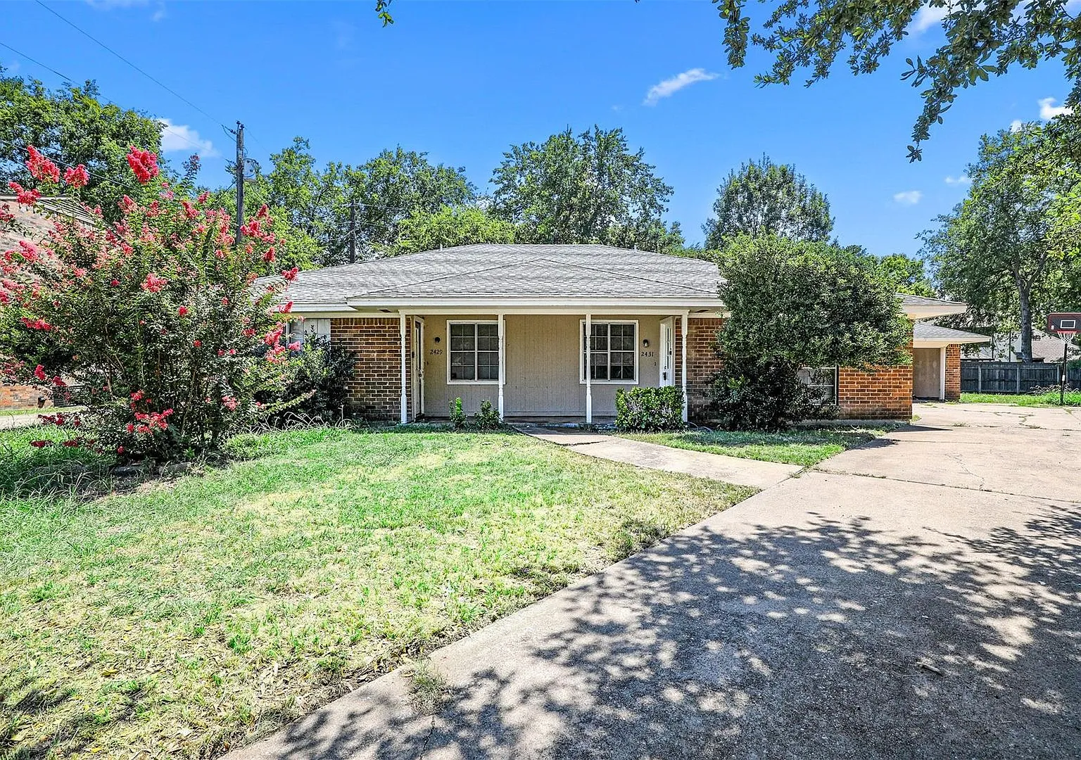 2429 Lakeview Cir — Photo 1