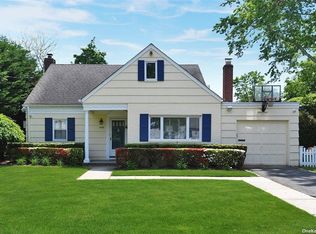 1593 Lakeview Dr, Hewlett, NY 11557