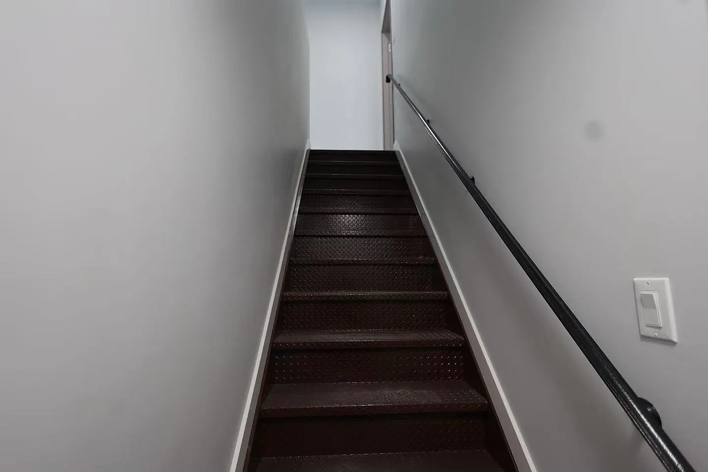 3 bed, 900 sqft, $3,200 — Photo 2
