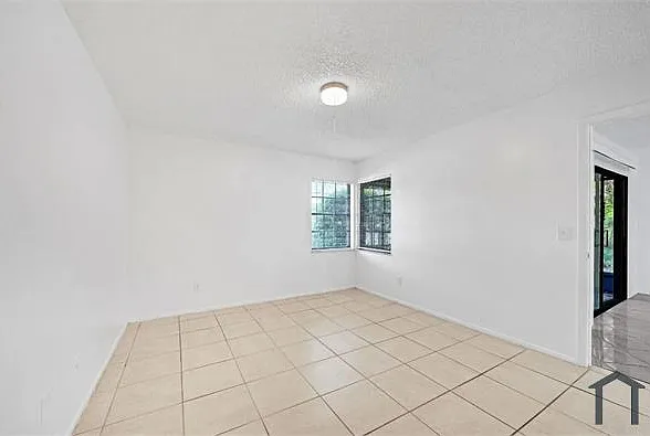 3 bed, 1050 sqft, $1,950 — Photo 3