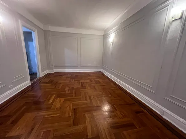 2160 Bronx Park East image 1 of 6