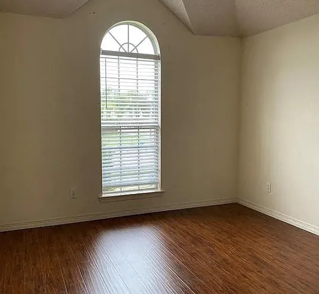 10079 Cambridge Dr — Photo 2