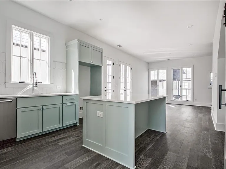 135 Carlyle Ln — Photo 8