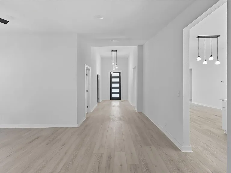 605 N Main St — Photo 16
