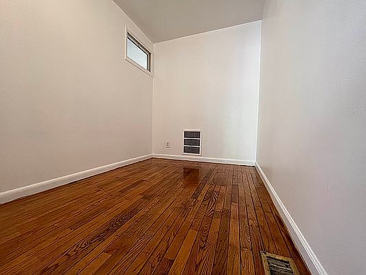 5th image of 440 Hart St Floor 1