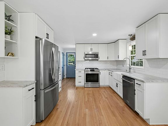 3rd image of 33 Bay Colony Dr