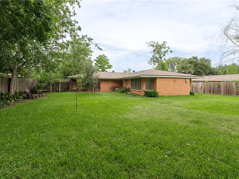 501 Helena St — Photo 22