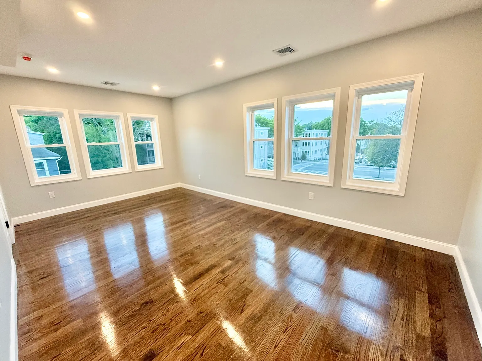3 bed, 1.0 bath, 988 sqft, $3,650 — Photo 3
