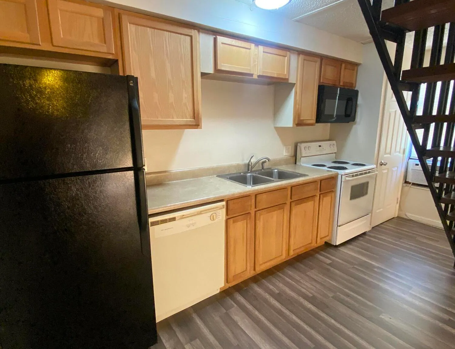 1 bed, 1.0 bath, 672 sqft, $1,195 — Photo 2