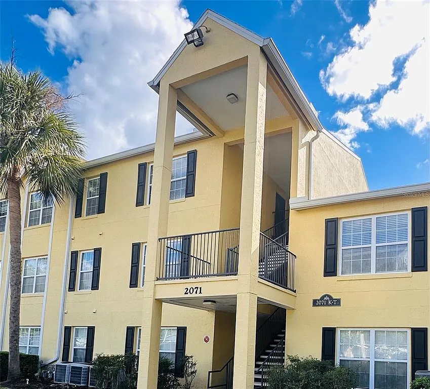 2 bed, 1.5 bath, 830 sqft, $1,300 — Photo 3