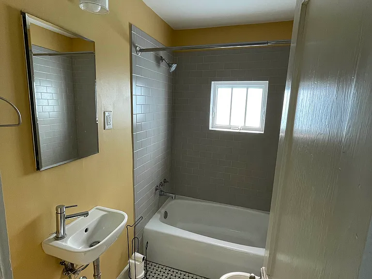 Front bathroom has a tub.