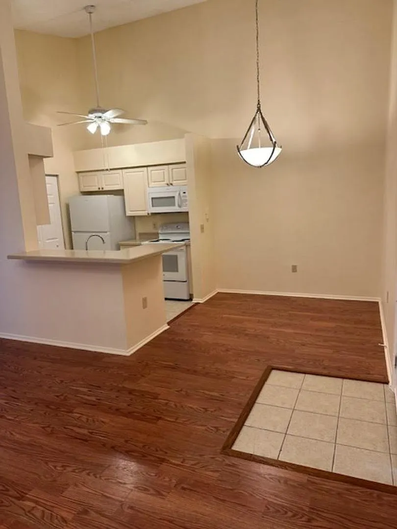 Great Location Super cute 1 Bedroom unit — Photo 1