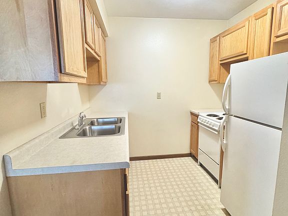 3rd image of 831 Barland St #E2