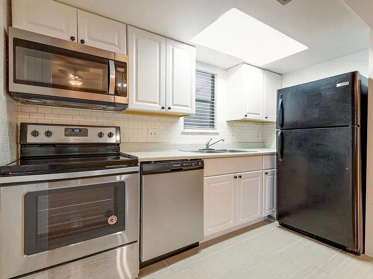706 W 22nd St #202 — Photo 4