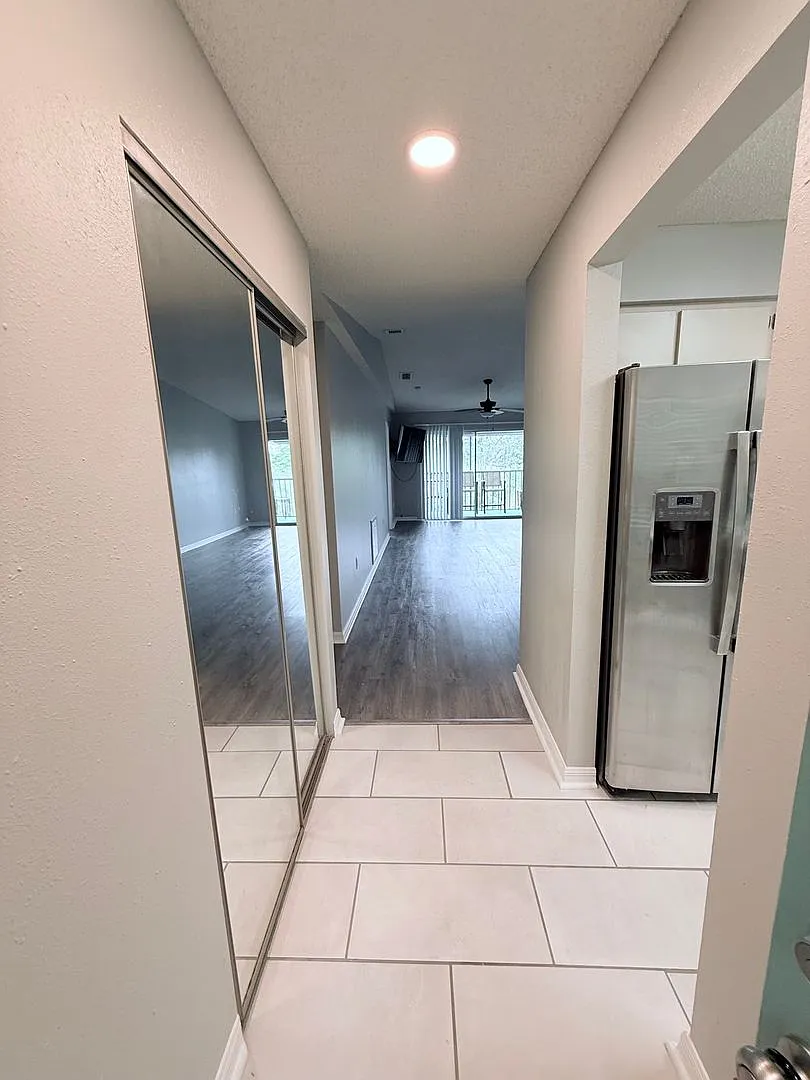 Beautifully Updated 2-Bedroom Condo in Prime Gulf Gate Location — Photo 3