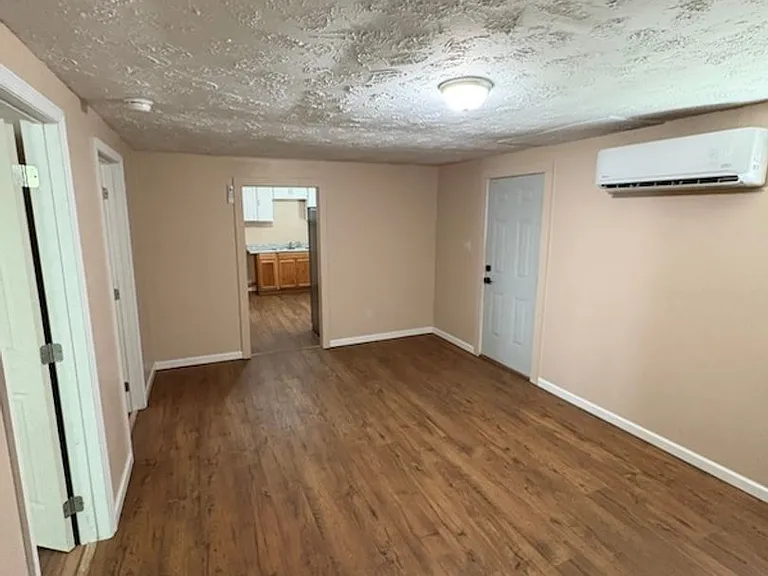 1906 Russell Ave — Photo 3