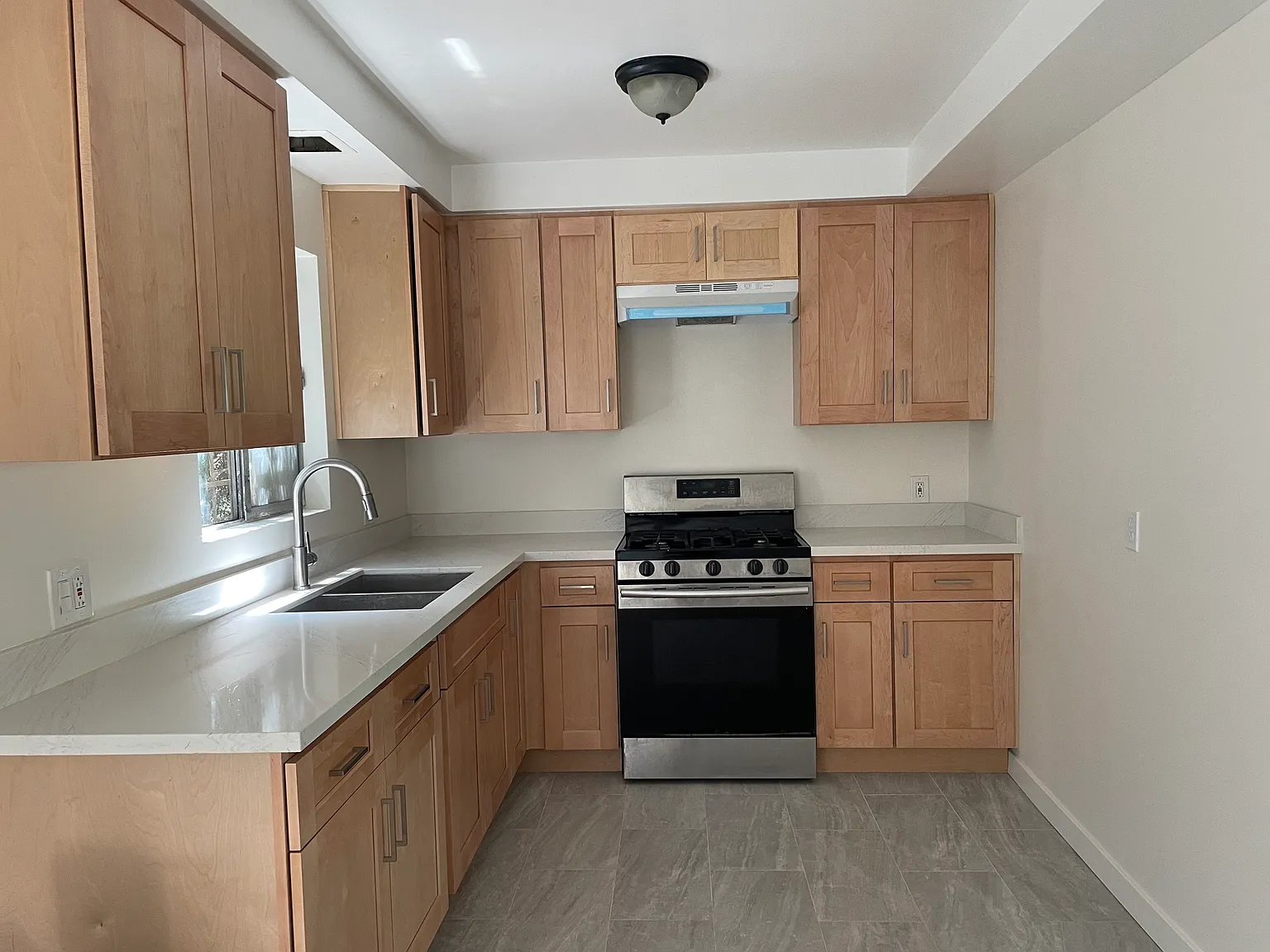 2 bed, 873 sqft, $1,980 — Photo 1