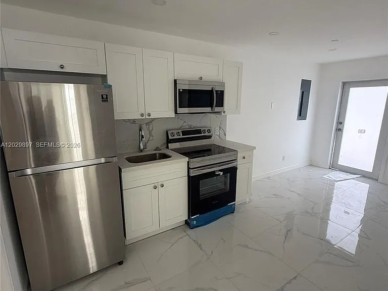 729 SW 3rd St #2 — Photo 2