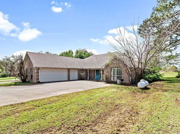 205 San Chez Dr, Lake Kiowa, TX 76240