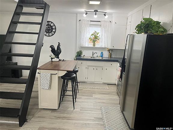 4th image of 164 4th STREET W