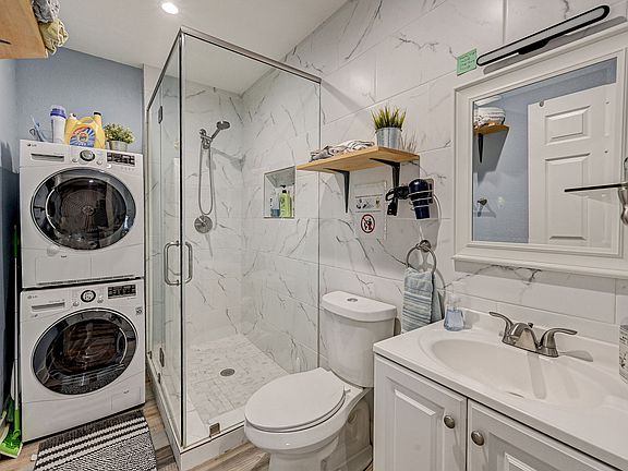 5th image of 3906 Beggs St #2