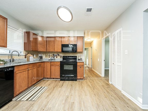 3rd image of 7695 Hawthorne Dr