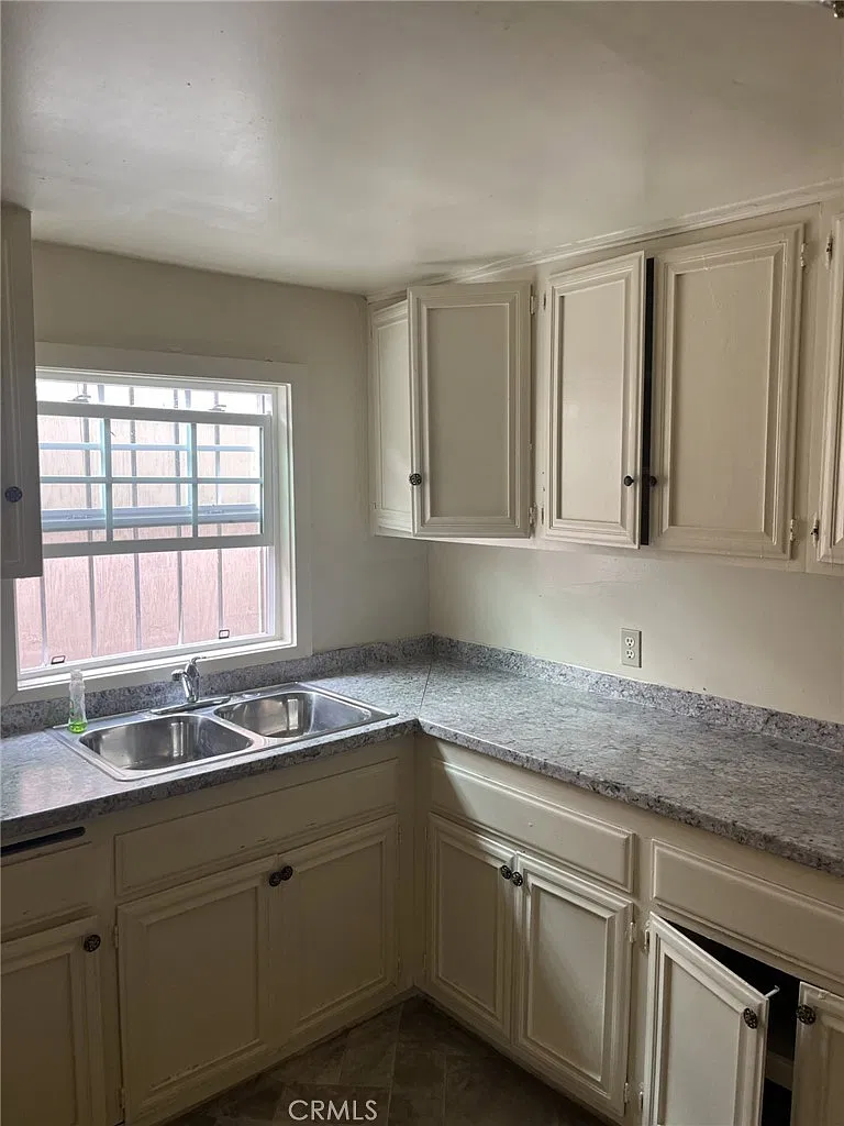 2 bed, 923 sqft, $2,400 — Photo 3