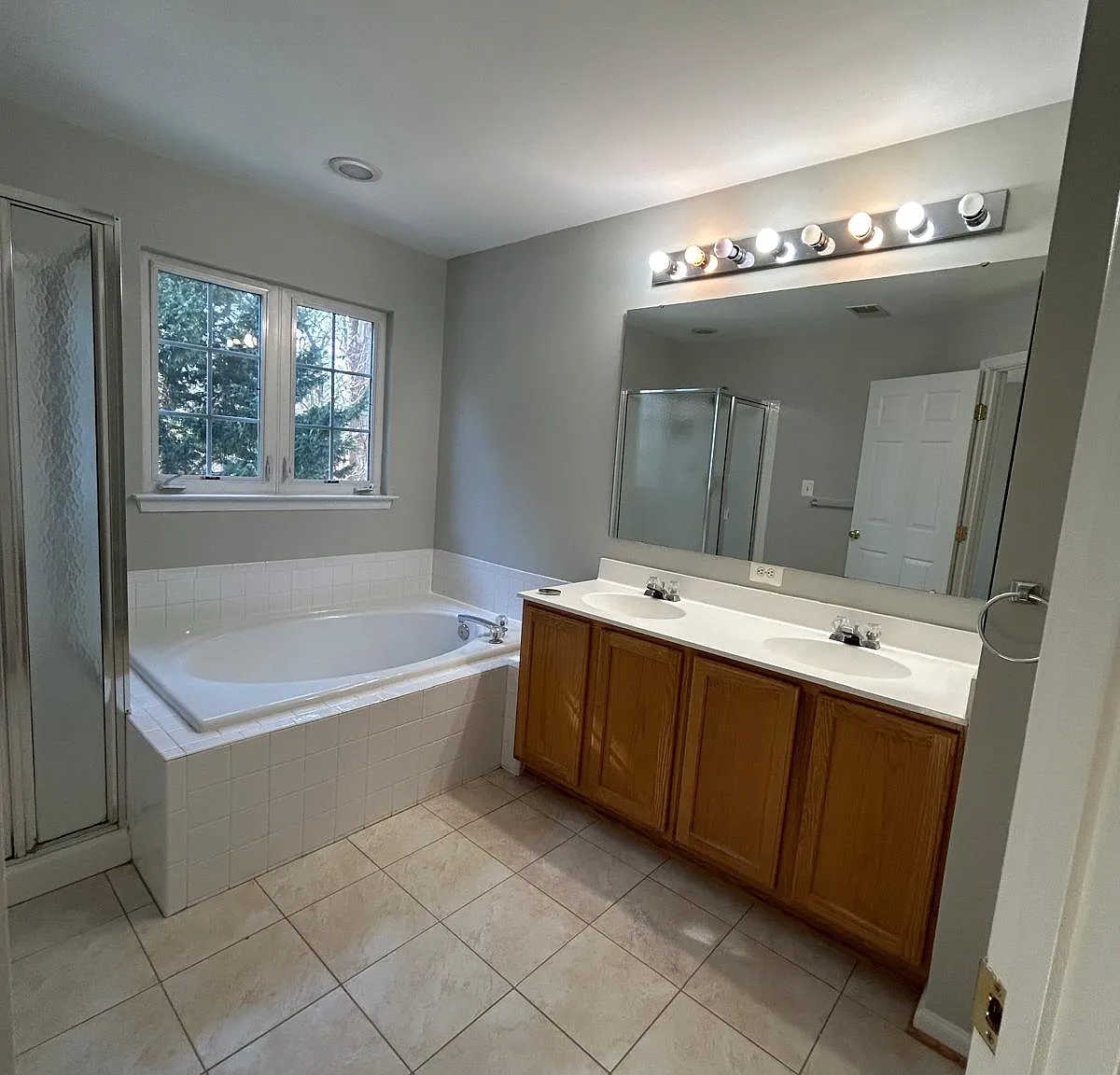 4 bed, 2500 sqft, $2,940 — Photo 4