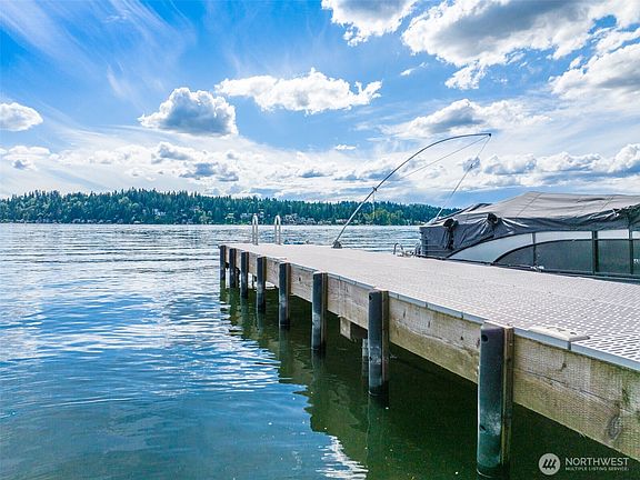 3rd image of 2668 E Lake Sammamish Parkway NE