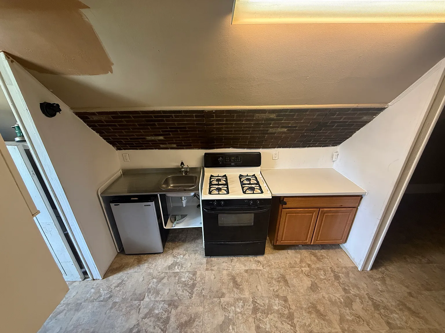 Studio, 700 sqft, $1,100 — Photo 2