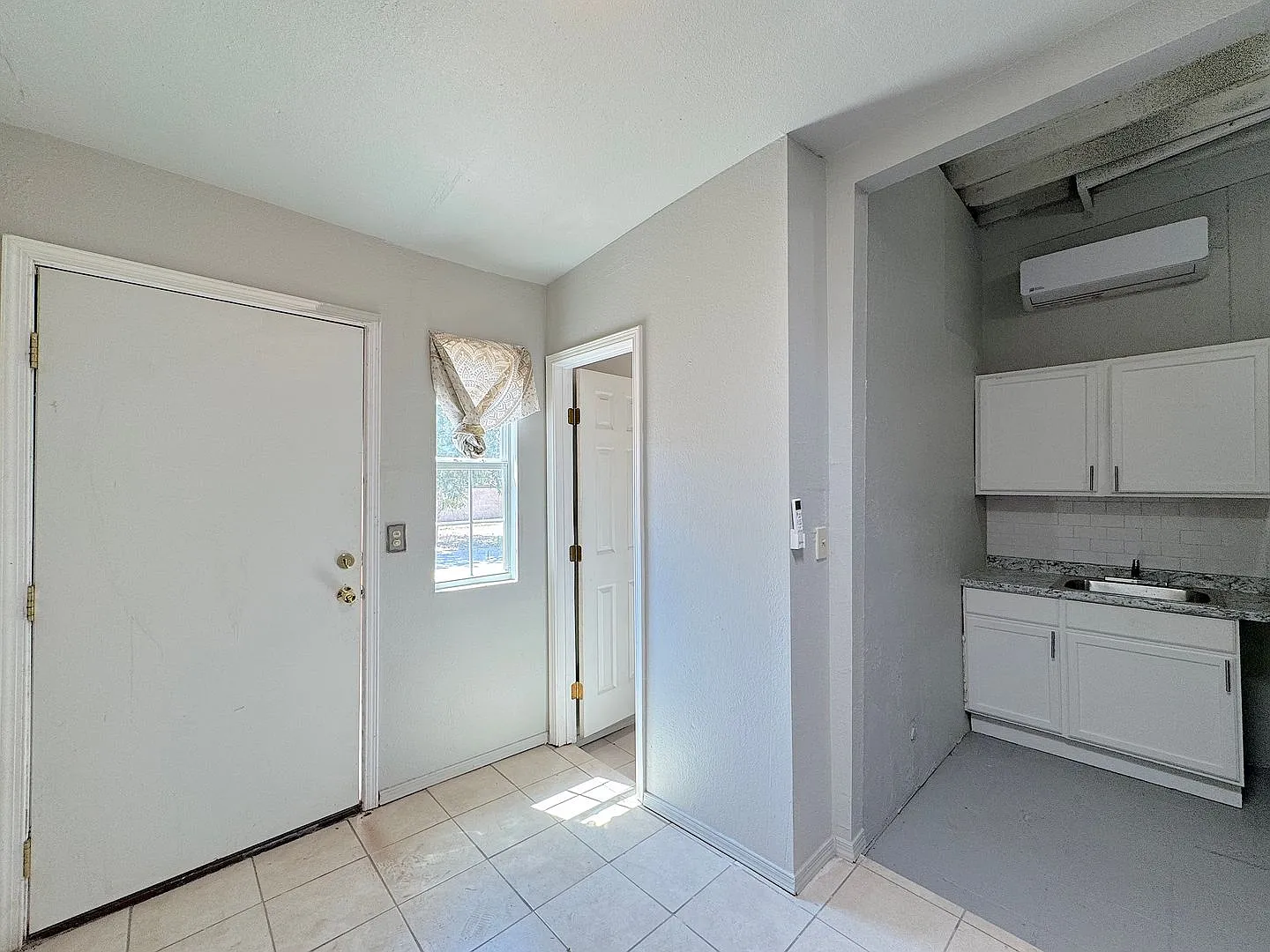 Duplex 1bed/1 bath Refrig A/C across from Park! Water & Gas Included! — Photo 4