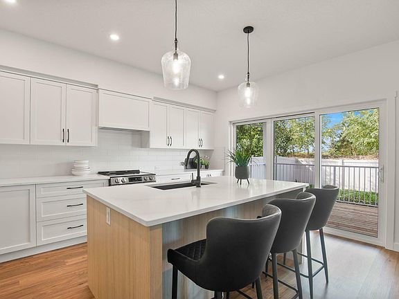 3rd image of 135 Ellington Cres