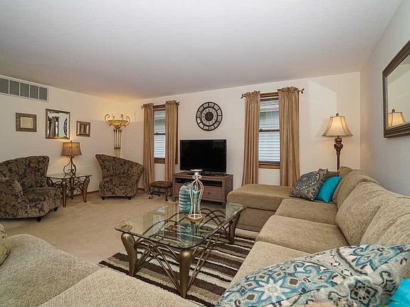 5th image of 434 Village Cir N