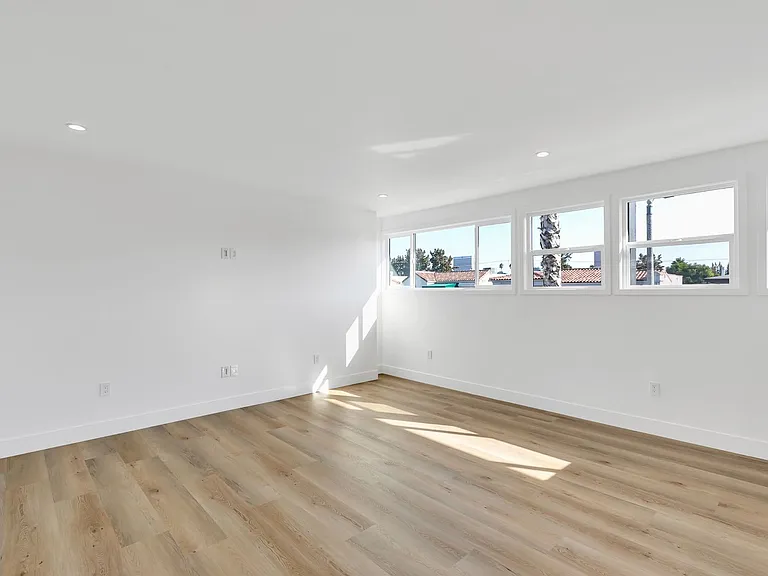 8355 Blackburn Ave — Photo 8