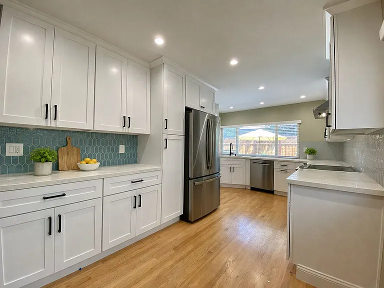 1031 Mount Carmel Dr — Photo 2
