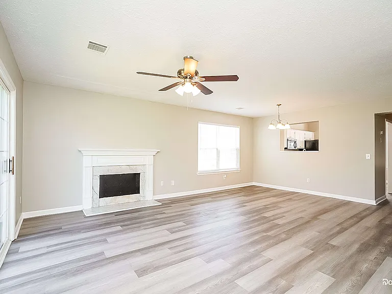 1105 Heather Dr — Photo 5