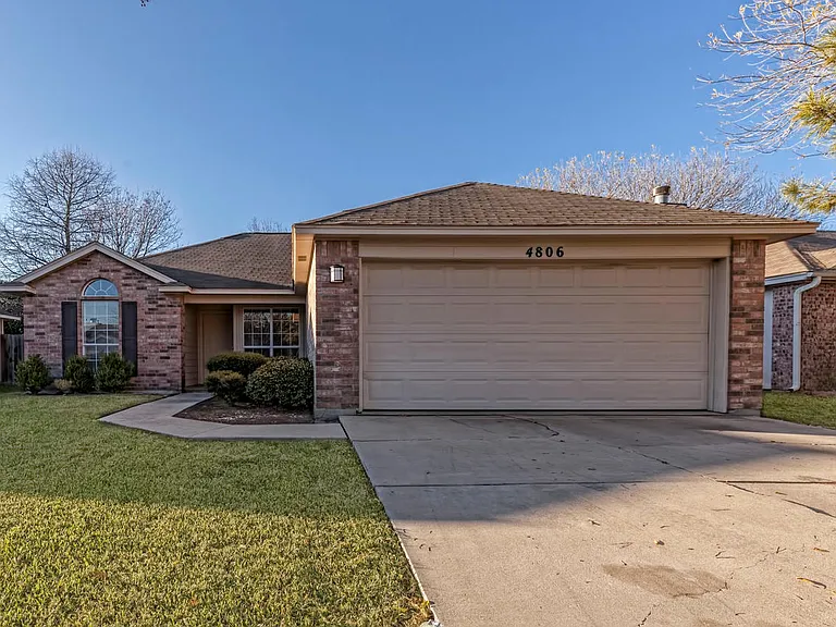 4806 Sterling Manor Dr — Photo 1
