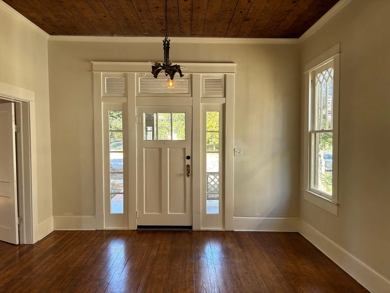 822 W Mistletoe Ave — Photo 3