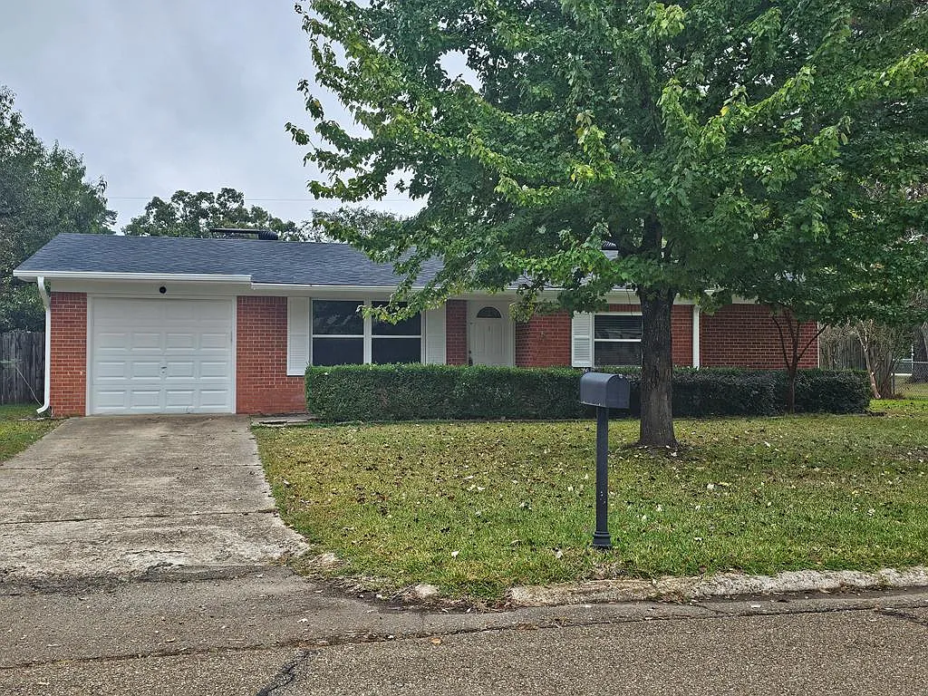 4 bed, 2.0 bath, 1615 sqft, $2,050 — Photo 1