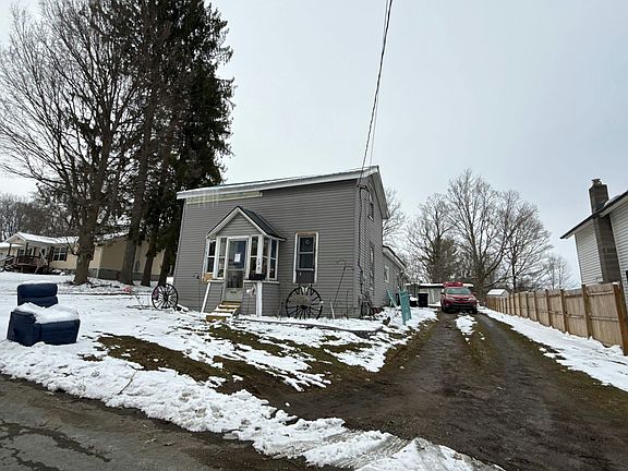 2nd image of 123 W Irving St