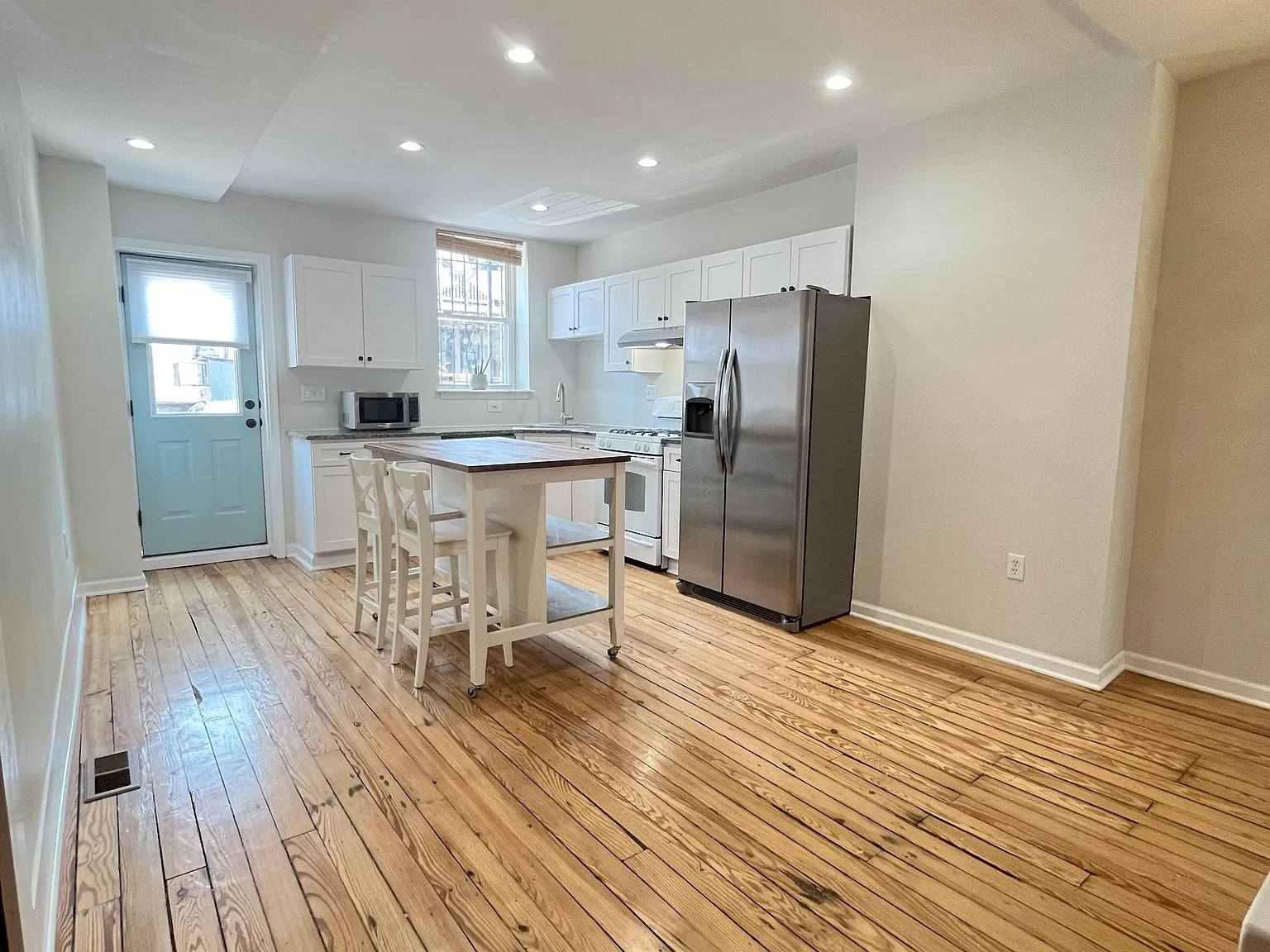3 bed, 1600 sqft, $2,300 — Photo 3