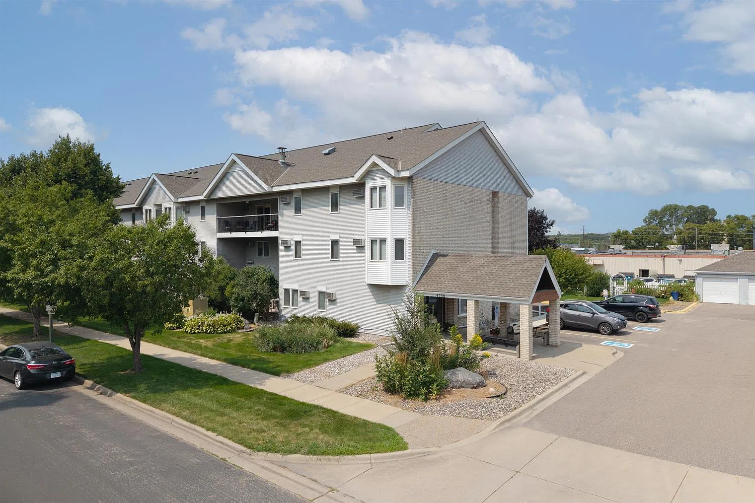 Lynn Court — Photo 1