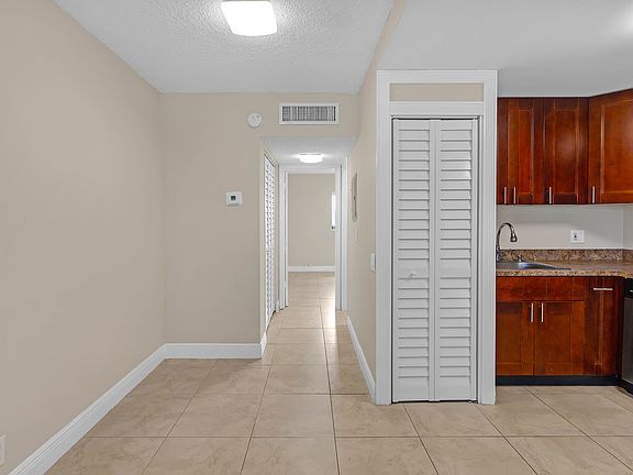 5th image of 520 NE 45th St APT 2