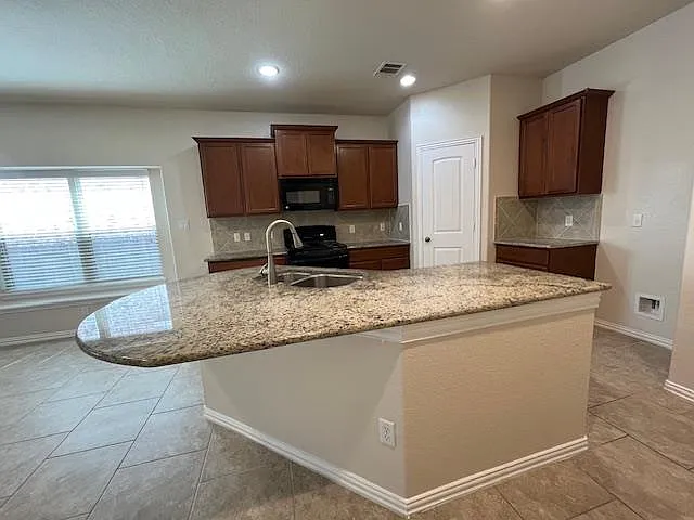 4 bed, 2.0 bath, 1792 sqft, $1,899 — Photo 3