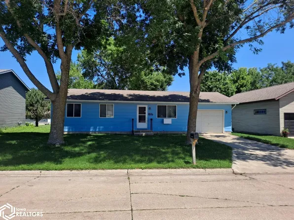 816 W 12th Ave N, Clear Lake, IA 50428