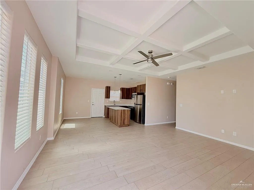 3 bed, 2.0 bath, 4158 sqft, $1,250 — Photo 2