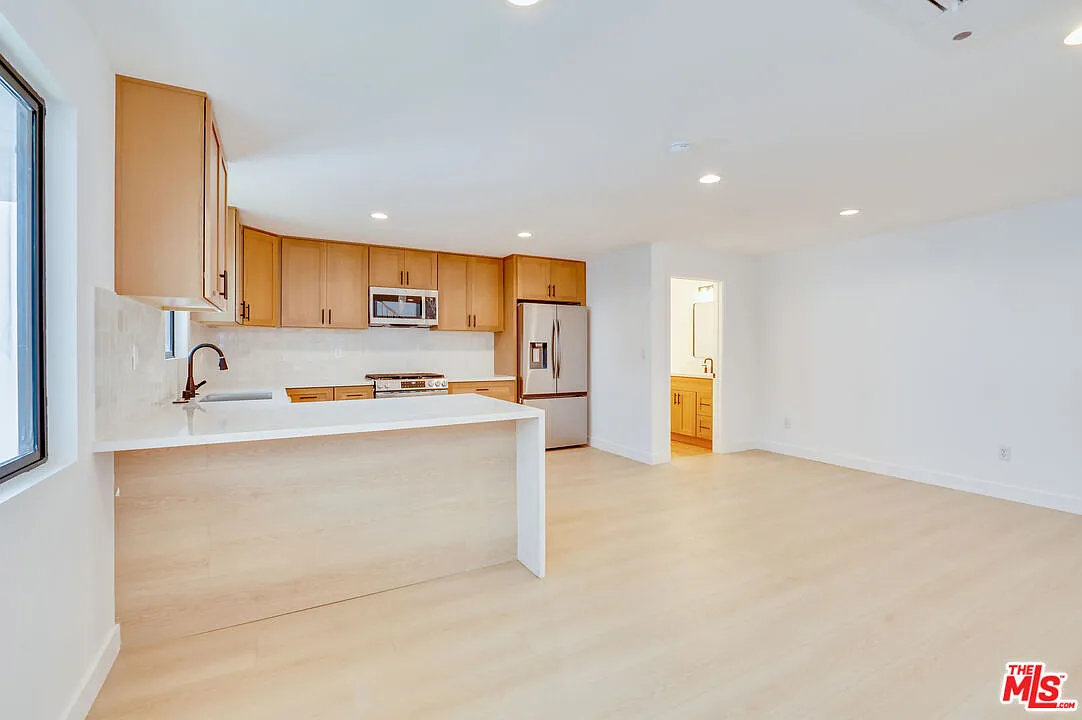 1 bed, 1.5 bath, 1000 sqft, $4,950 — Photo 4